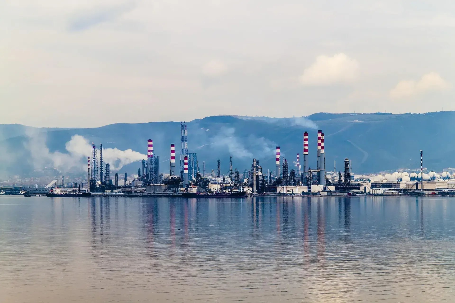 Oil and gas refinery with thermal management systems